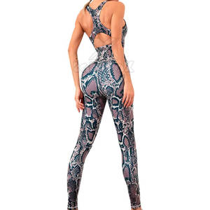 Ensemble de yoga pour femmes fabriqué au Pakistan - Respirant, écologique, séchage rapide, logo frontal, taille haute, 2 pièces, couleur unie, design personnalisé - Product Image 6