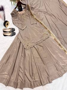 Conjunto Tradicional Indio-Pakistaní de Lehenga y Kurta de Seda Beige con Bordado Dorado, Ropa Tradicional para Mujer, Venta al Por Mayor - Product Image 3