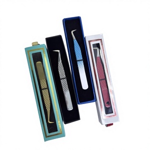 Pince à épiler pour cils en acier inoxydable 10 mm, antistatique, antimagnétique, à pointe lisse et prise parfaite, isolations argent/rouge/blanc/bleu - Product Image 1