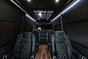 Fourgonnette Sprinter de tourisme transformée en caravane à vendre, toit surélevé, diesel, configuration minibus avec couchages pour le voyage, modèle 2024 - Product Image 6