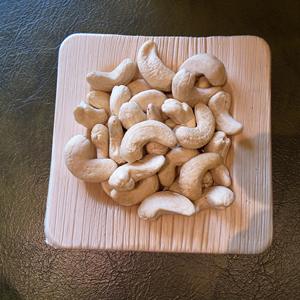 Noix de cajou du Vietnam de qualité supérieure W180 100% naturelles, entières, blanches, pour la production de snacks haut de gamme et les marchés d'exportation - Product Image 1