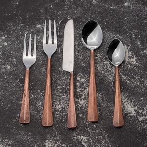 Juego de cubiertos de metal de calidad superior con diseño moderno para mejorar la experiencia gastronómica y proporcionar durabilidad para el uso diario - Product Image 1