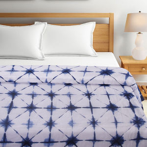 Housse de coussin personnalisable en coton 100% rouge impérial, motif floral moderne et élégant, imprimée à la main, anti-acariens, pour la maison - Product Image 1