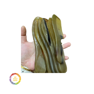 Peigne en corne vietnamien de haute qualité et élégant, idéal pour un démêlage en douceur et un soin quotidien des cheveux - Product Image 3