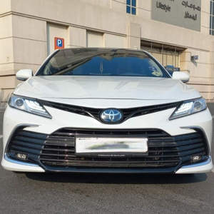 Berline hybride d'occasion 2024 LE GCC, sièges en cuir clair, régulateur de vitesse adaptatif, jantes R18, conduite à gauche, >8L, automatique, transmission intégrale, feux LED, toit panoramique - Product Image 1