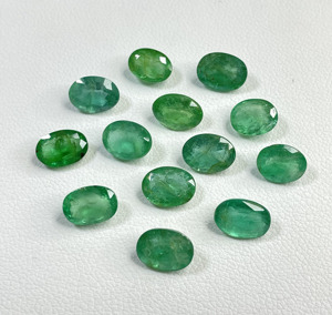 Esmeralda Zambiana Natural de Alta Calidad, Corte Ovalado Calibrado, Color Verde Medio, 25.30 Quilates, Gema Suelta para Joyería - Product Image 1