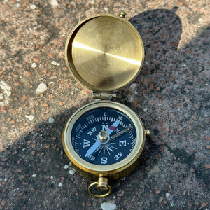 เข็มทิศทองเหลืองโบราณดีไซน์เรียบง่ายสำหรับตั้งแคมป์ศิลปะและของสะสมเข็มทิศโบราณสำหรับตกแต่งบ้านโต๊ะทำงาน2023 - Product Image 1