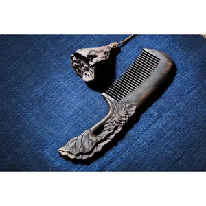 Peine de madera de acacia hecho a mano con el mejor diseño hecho a mano para niños y niñas, peine de madera para el cabello, peines de uso para el cuidado personal disponibles aquí - Product Image 3