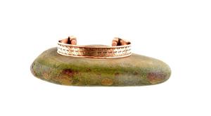 Bracelet de mode en cuivre pur unisexe 100% en relief Design à bandes à la mode personnalisé pour homme et femme Bracelet de santé mentale - Product Image 5