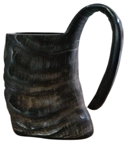 Mug en corne de buffle, extérieur brut sculpté à la main, finition mate, disponible à prix de gros. - Product Image 1
