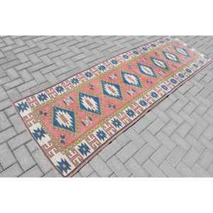 Alfombra Turca Vintage de 2.7x8.8 pies (83x268 cm), Alfombra Roja con Estampado Animal - Product Image 1