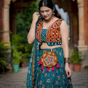 Lehenga de Color azul marino con estilo tradicional en trabajo de lámina impresa y trabajo Gamthi en tela de rayón puro para festivales Navratri - Product Image 1