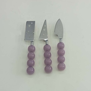 새로운 좋은 품질의 스테인레스 스틸 실버 도금 치즈 슬라이서 및 스프레더 세트 큰 구슬 디자인 보라색 수지 손잡이