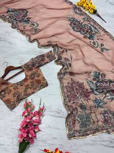 ชุดส่าหรีงานแต่งงานสไตล์บอลลีวูดแบบใหม่ พร้อมลายพิมพ์ ประดับเลื่อมและงานกระจกมือ พร้อมเสื้อคลุม - Product Image 6