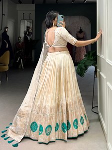 เสื้อแฟนซี lehenga choli ดีไซน์เนอร์แบบดั้งเดิมผ้าไหมสวยงานปาร์ตี้สำหรับเพื่อนเจ้าสาว - Product Image 3