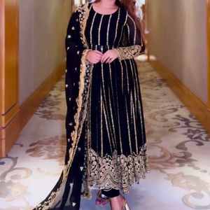 นำเสนอชุดคลุมตัดหนัง georgette naira ใหม่ด้านล่างและ dupatta พร้อมงานปักลำดับพร้อมใส่คอลเลกชัน - Product Image 1