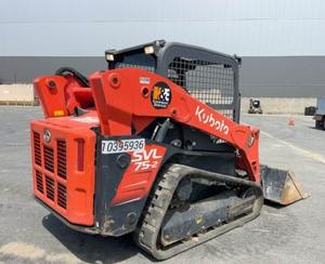 Chargeuse sur chenilles Kubota SVL75-2 Skid Steer 2023: puissance polyvalente avec hydraulique auxiliaire et godet disponible sur bidadoo - Product Image 4