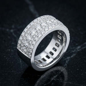 แหวนเงินทรงวงกลมประดับเพชรเต็มวงแบบสามแถว ดีไซน์หรูหรา ฝังเพชรเต็มวงแบบ Eternity Pave  ครอบคลุมพื้นที่กว้าง โดดเด่นสะดุดตา - Product Image 3