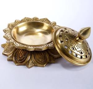 Decoración espiritual de verano para el hogar, quemador de incienso Dhoop Dani de latón para iglesia, altar, templo, oración y rituales religiosos para adoración - Product Image 1