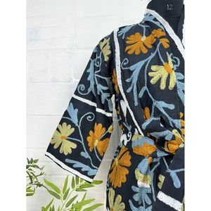 Veste artisanale de style bohème avec broderie Suzani, motifs floraux vibrants, écologique, fabriquée à la main, cadeau pour le printemps et l'automne - Product Image 3