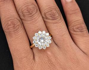 Bague de fiançailles en diamant de laboratoire à coupe ronde de 2.25 carats en or jaune 14 carats massif Design floral Diamant Halo Anneaux Halo en diamant floral - Product Image 6