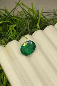 Esmeralda natural facetada de corte ovalado. Gema de esmeralda suelta. - Product Image 3
