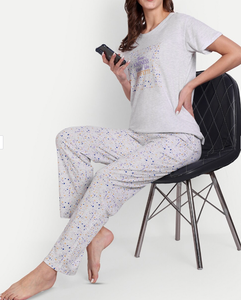 Ropa de dormir y de descanso para mujer, al por mayor precio económico, conjunto de pijama estampado, Top y pantalones de manga larga con cuello redondo - Product Image 1