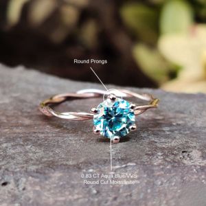 Anillo de compromiso de diamante de corte redondo azul atemporal con moissanita, engastado en oro de 10K para mujer - Product Image 4