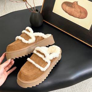 Bottes d'hiver chaudes antidérapantes en laine pour femmes, fabriquées sur mesure par des designers de haute qualité, et pantoufles en laine moelleuse. - Product Image 2