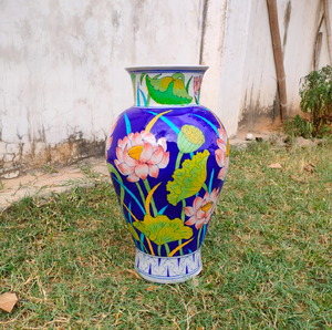 Jarrón de suelo grande de porcelana azul cobalto vibrante con lotos y hojas de lirio pintados a mano, hermoso jarrón. - Product Image 1