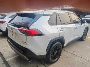 SUV de luxe diesel turbo 8LE-CVT 4x4 Euro VI d'occasion, très propre, modèle 2024, conduite à gauche, sièges en cuir, toit ouvrant, écran tactile, couleur foncée - Product Image 3