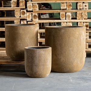 Pot en béton artisanal aux contours uniques, parfait pour le style de jardin contemporain, fabricant de qualité supérieure - Product Image 4