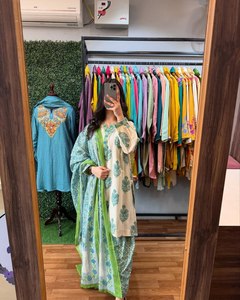 ชุดสายไฟ3ชิ้นที่สง่างาม: ชุดกางเกง kurti ที่ทันสมัยนี้มาพร้อมกับรายละเอียด kurti ที่มีชีวิตชีวาบนแอกทำให้ดูดี - Product Image 4