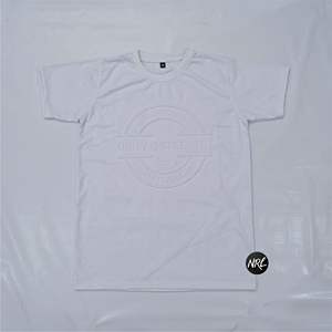 Camiseta de algodón 100% de alta calidad con cuello redondo para hombre, camiseta informal en relieve con logotipo personalizado, transpirable, ajuste regular, servicio OEM disponible - Product Image 1