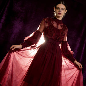 Robe de soirée cocktail élégante pour femme, personnalisable, en maille lavande avec dentelle florale, col montant et manches longues, collection 2026 - Product Image 3