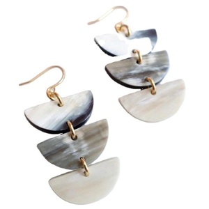 Pendientes de cuerno hechos a mano de moda superior para mujer Diseño elegante Precios al por mayor directos de la India por glowin fashion - Product Image 1