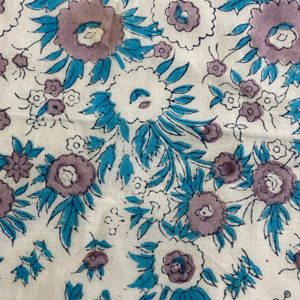 Tela de Algodón Estampada a Mano con Bloques Florales Azules sobre Base de Marfil |   Textil Botánico Tradicional de la India - Product Image 1