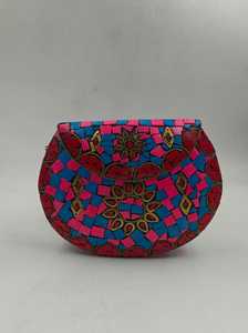 Bolsas tribales de mosaico de metal hechas a medida en blanco y dorado adecuadas para tiendas de bolsos de moda para reventa - Product Image 2