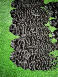 Vente en gros de cheveux humains vierges indiens bouclés naturels non transformés, cheveux Remy vierges à cuticules alignées - Product Image 3