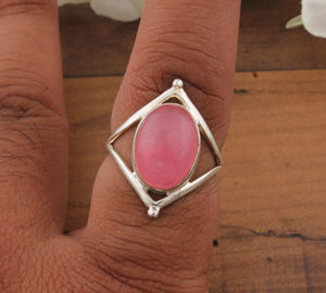 แหวนเงินแท้ 925 ประดับหยกสีชมพูทรงรี ตัวเรือนแบบ Bezel Setting ทำมือ สไตล์โบโฮคลาสสิก เรียบหรู แหวนเดี่ยว สำหรับทั้งชายและหญิง เหมาะสำหรับงานแต่งงาน - Product Image 3