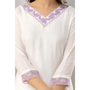 Kurta en mousseline de soie blanche et violette pour femme avec pantalon en mousseline brodé et dupatta - Product Image 2