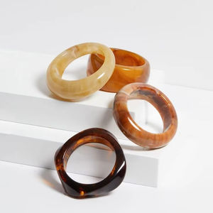 Ronds de serviette en résine design faits à la main pour les événements officiels et belle décoration de table à la maison dans un style moderne - Product Image 1