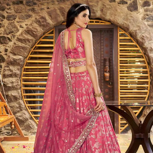 Salwar Kameez de style Bollywood pour les occasions de fête et les mariages en faux georgette à prix de gros - Product Image 1