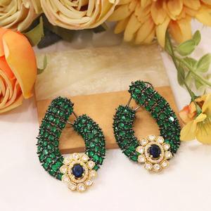 Pendientes de Diseño Elegantes con Baño de Oro y Piedras de Circonita Cúbica de Primera Calidad, Colección para Bodas y Fiestas, para Mujeres y Niñas - Product Image 1