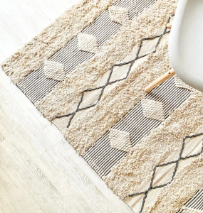 Alfombra Rectangular de Algodón de Estilo Boho Moderno de 4'x6', Tejida con Diseño Geométrico, Pelo Mediano con Borlas, Lavable y Multiusos - Product Image 3