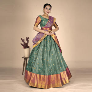 Lehenga Choli de Seda Banarasi Regal, Diseño Tradicional Tejido con Buti, Dupatta con Borde Ancho para Bodas, Diwali y Fiestas - Product Image 4