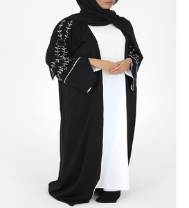 Elegante abaya abierta color crema con intrincados diseños tribales en las mangas. Disponible a precios de mayoreo. - Product Image 2