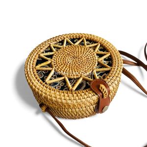 Sac à main en rotin tissé à la main en fibres naturelles avec fermeture à cordon, léger et facile à transporter, en provenance du Vietnam - Product Image 2