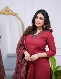 Conjunto de Traje Bordado Maroon Parampara con Dupatta Estampada Chanderi, Ropa de Diseñador, Ropa Étnica India para Mujer, Venta al por Mayor - Product Image 2