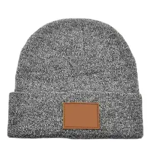 Écusson en cuir Bonnet d'hiver gris en polyester Bonnet en coton avec logo imprimé personnalisé bonnet en laine élégant de haute qualité